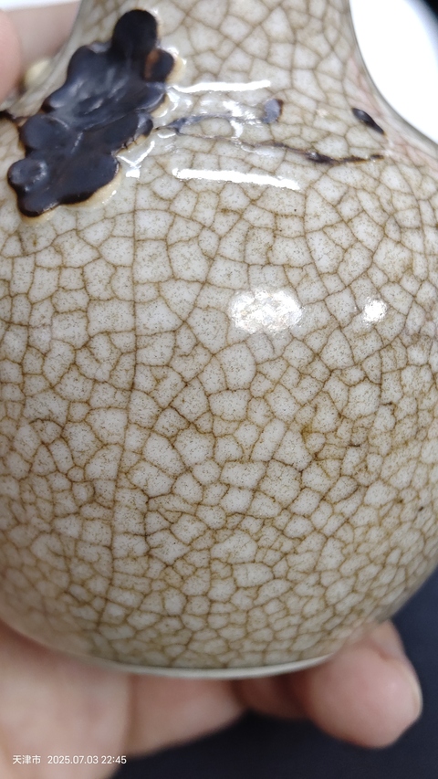 古玩陶瓷哥釉貼塑花卉紋天球瓶真品鑒賞圖