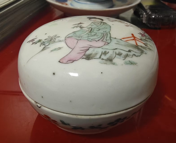 古玩陶瓷民國(guó)粉彩仕女印泥盒真品鑒賞圖