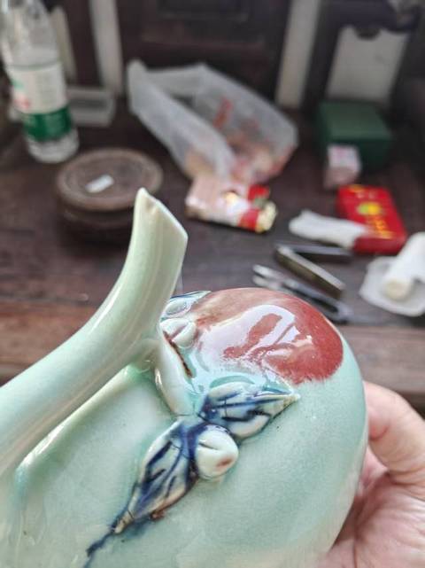 古玩陶瓷豆青釉釉里紅倒流壺真品鑒賞圖