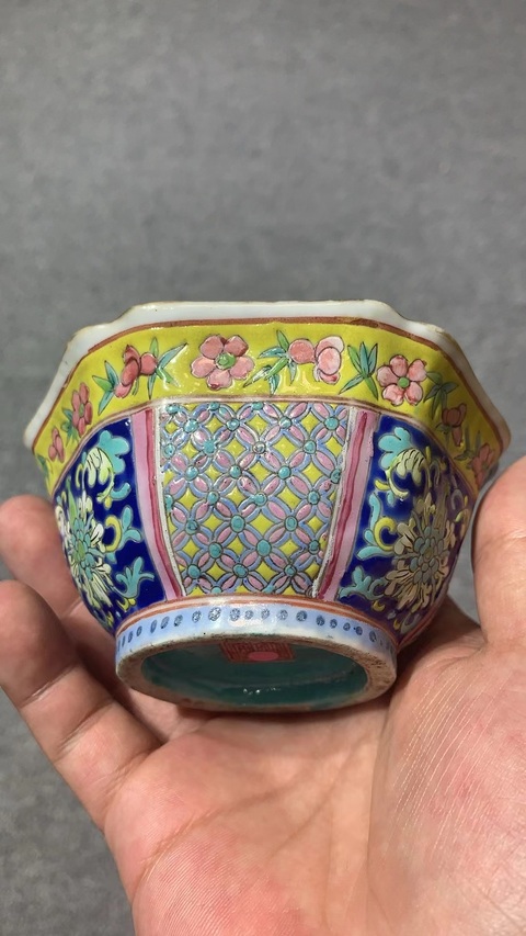 古玩陶瓷粉彩花卉紋六方碗真品鑒賞圖