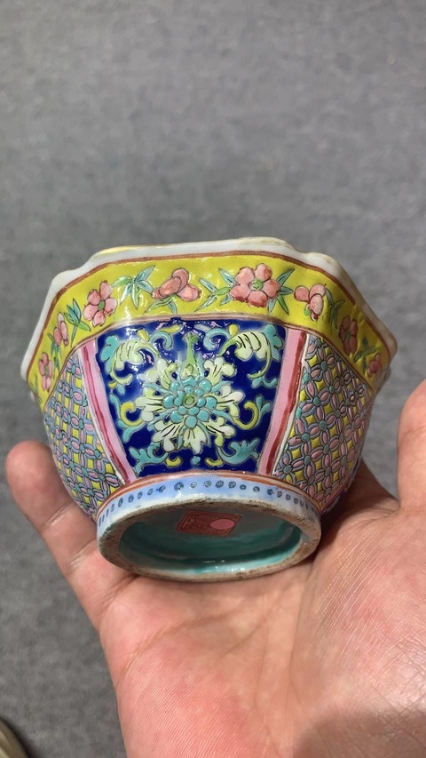 古玩陶瓷粉彩花卉紋六方碗真品鑒賞圖