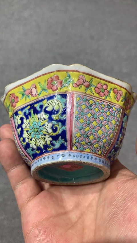 古玩陶瓷粉彩花卉紋六方碗真品鑒賞圖