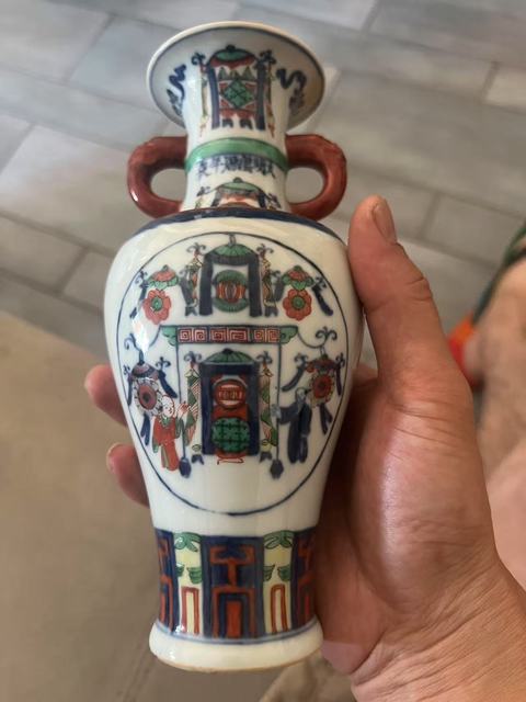 古玩陶瓷青花五彩人物雙耳瓶真品鑒賞圖