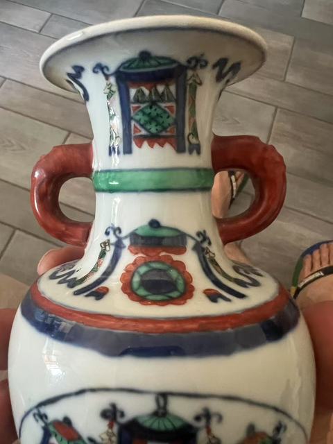 古玩陶瓷青花五彩人物雙耳瓶真品鑒賞圖