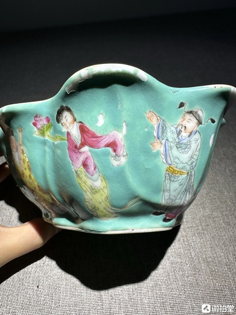 古玩陶瓷松石綠地粉彩八仙紋花口碗真品鑒賞圖