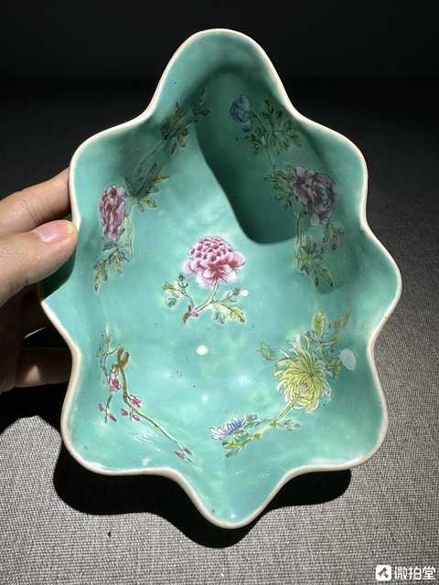 古玩陶瓷松石綠地粉彩八仙紋花口碗真品鑒賞圖