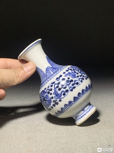 古玩陶瓷青花纏枝花卉紋小瓶真品鑒賞圖