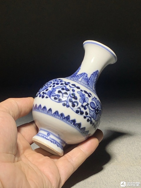古玩陶瓷青花纏枝花卉紋小瓶真品鑒賞圖