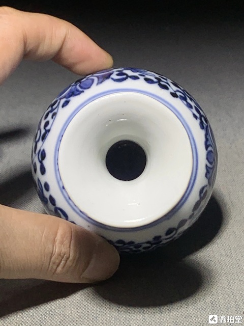 古玩陶瓷青花纏枝花卉紋小瓶真品鑒賞圖