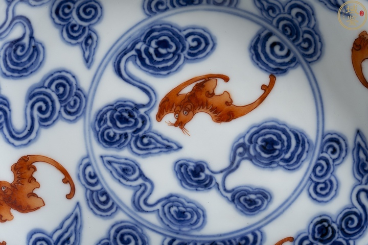 古玩陶瓷青花礬紅洪福齊天紋臥盤真品鑒賞圖