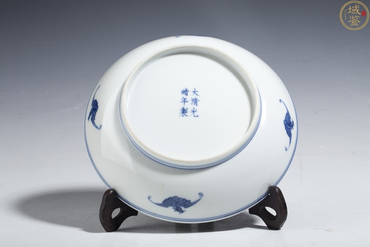 古玩陶瓷青花礬紅洪福齊天紋臥盤真品鑒賞圖