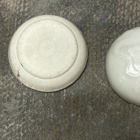 古玩陶瓷明代·暗刻芭蕉葉·印泥盒拍賣,當前價格690元