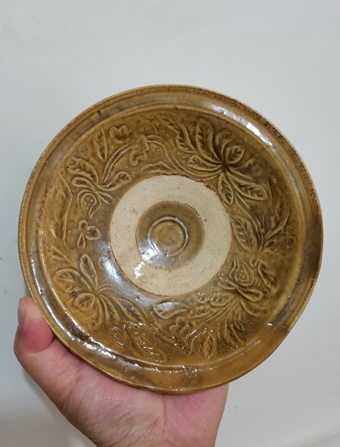 古玩陶瓷淄博窯姜黃釉印花盤拍賣,當前價格0元