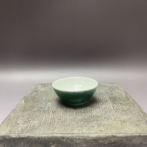 古玩陶瓷吹綠釉茶圓真品鑒賞圖