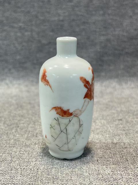 古玩陶瓷礬紅納福圖鼻煙壺真品鑒賞圖