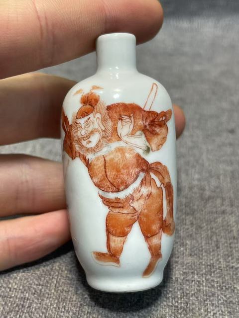 古玩陶瓷礬紅納福圖鼻煙壺真品鑒賞圖