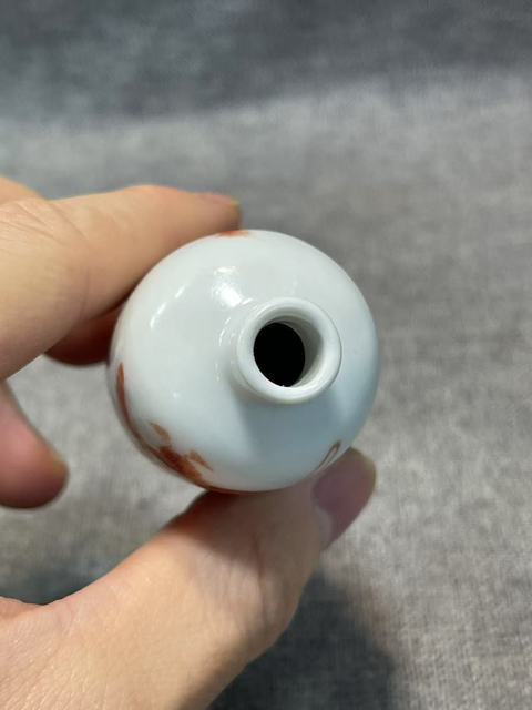 古玩陶瓷礬紅納福圖鼻煙壺真品鑒賞圖