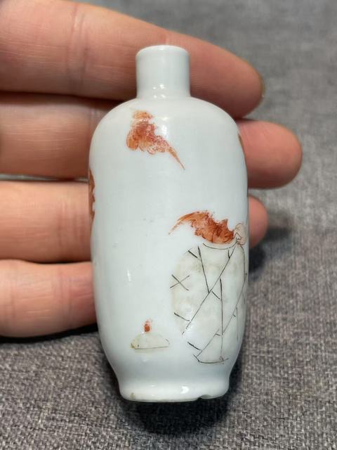 古玩陶瓷礬紅納福圖鼻煙壺真品鑒賞圖