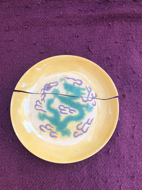 古玩陶瓷黃地素三彩龍紋臥盤真品鑒賞圖