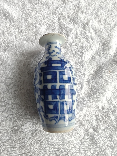 古玩陶瓷青花淡描花卉紋撇口瓶真品鑒賞圖