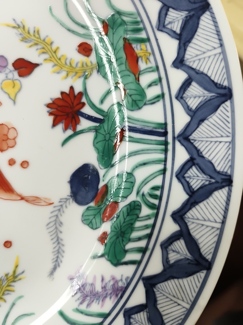 古玩陶瓷魚藻紋青花五彩盤真品鑒賞圖