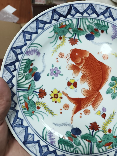 古玩陶瓷魚藻紋青花五彩盤真品鑒賞圖