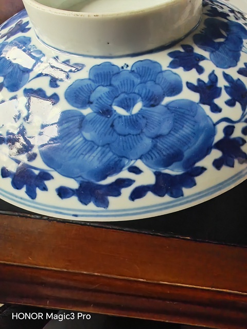 古玩陶瓷花卉紋青花蓋碗真品鑒賞圖