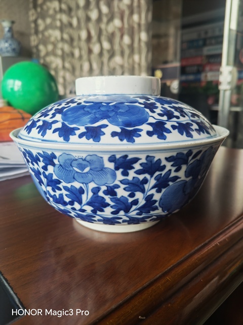 古玩陶瓷花卉紋青花蓋碗真品鑒賞圖