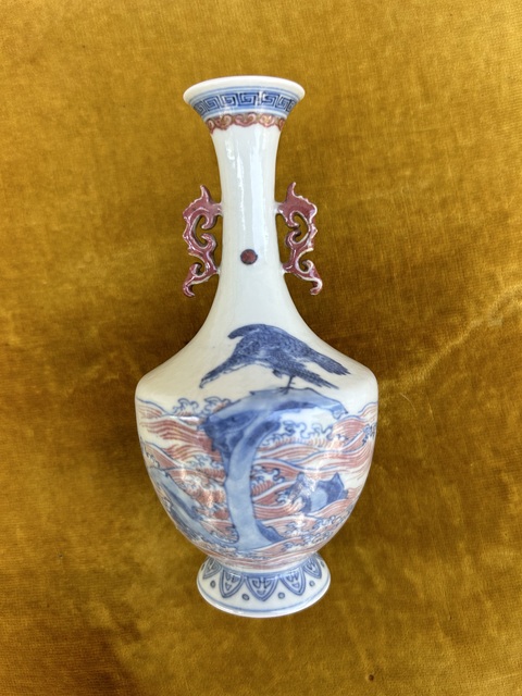 古玩陶瓷解放初期青花釉里紅英雄獨立圖雙耳瓶真品鑒賞圖