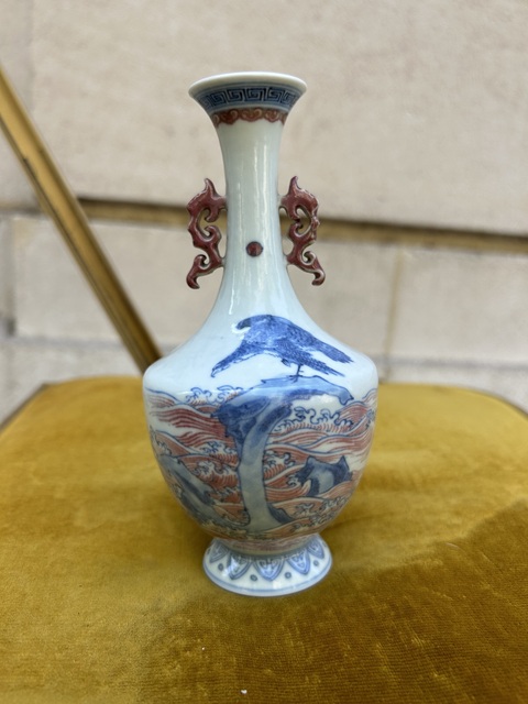 古玩陶瓷解放初期青花釉里紅英雄獨立圖雙耳瓶真品鑒賞圖