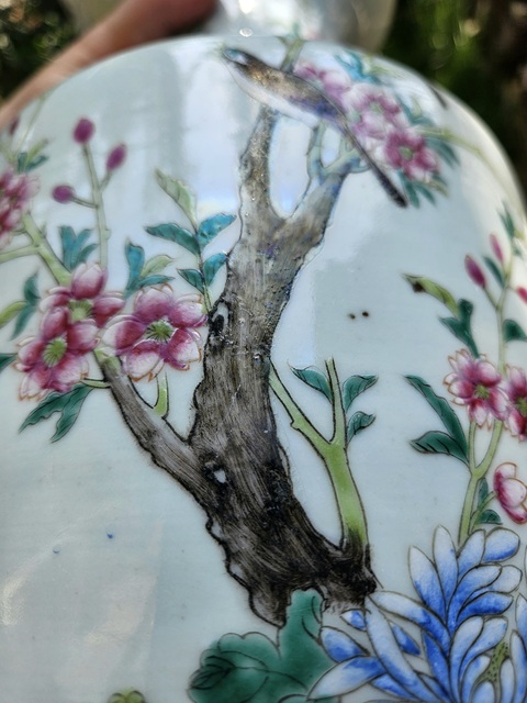古玩陶瓷粉彩花鳥紋雙耳瓶真品鑒賞圖