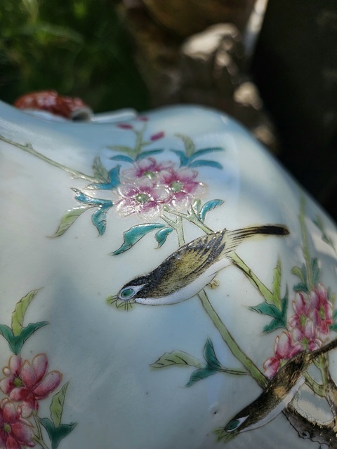 古玩陶瓷粉彩花鳥紋雙耳瓶真品鑒賞圖