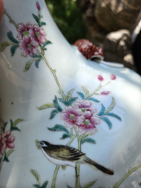 古玩陶瓷粉彩花鳥紋雙耳瓶真品鑒賞圖