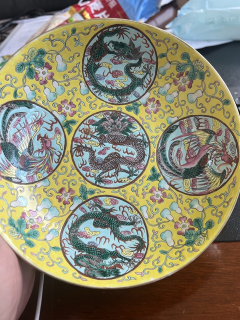 古玩陶瓷黃地粉彩龍紋盤真品鑒賞圖