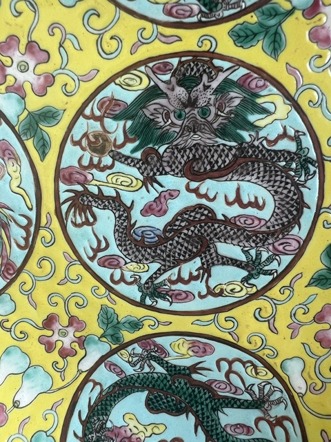 古玩陶瓷黃地粉彩龍紋盤真品鑒賞圖