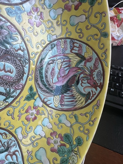 古玩陶瓷黃地粉彩龍紋盤真品鑒賞圖