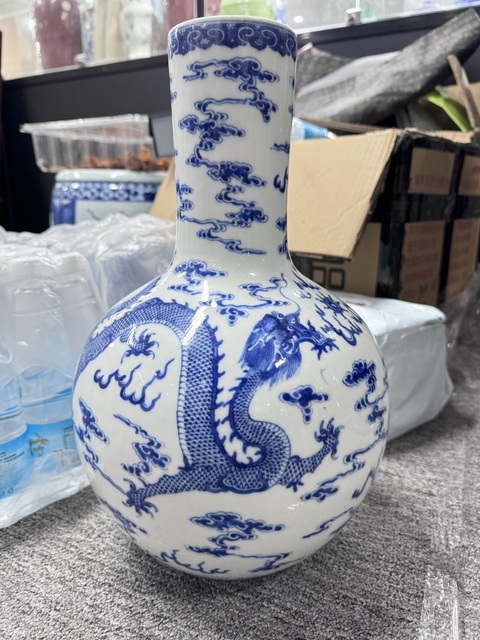 古玩陶瓷龍紋青花天球瓶真品鑒賞圖