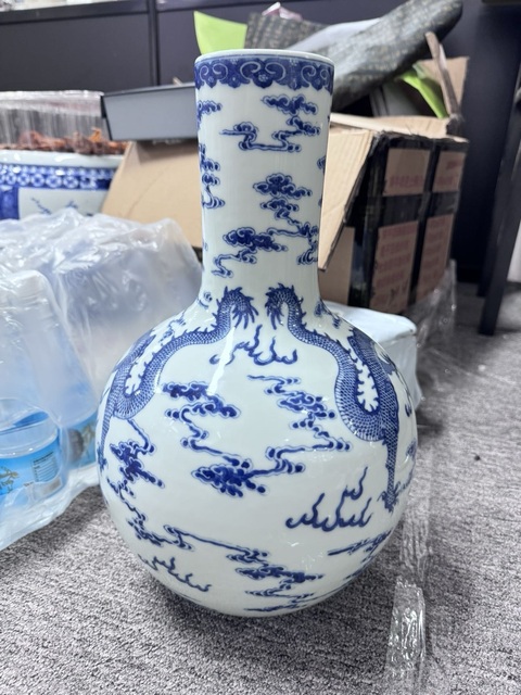 古玩陶瓷龍紋青花天球瓶真品鑒賞圖