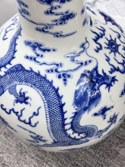古玩陶瓷龍紋青花天球瓶真品鑒賞圖