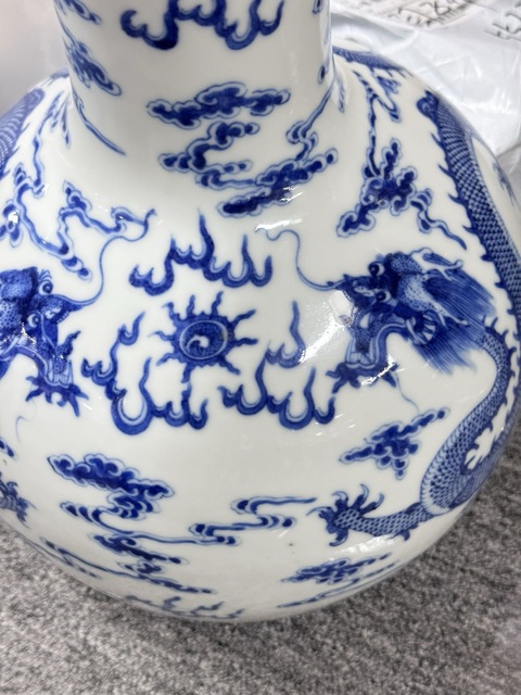 古玩陶瓷龍紋青花天球瓶真品鑒賞圖
