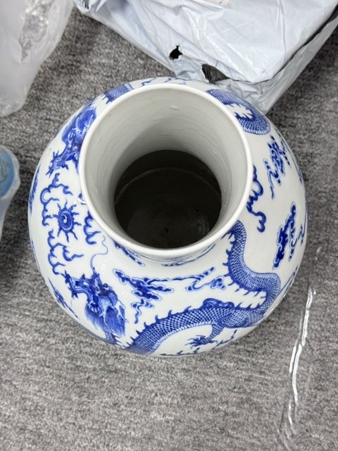 古玩陶瓷龍紋青花天球瓶真品鑒賞圖