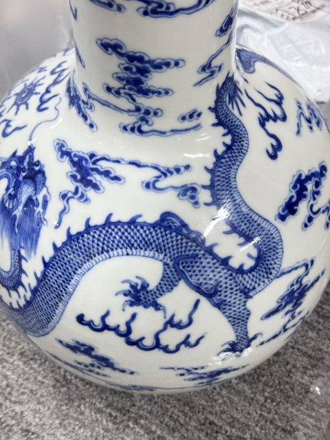 古玩陶瓷龍紋青花天球瓶真品鑒賞圖
