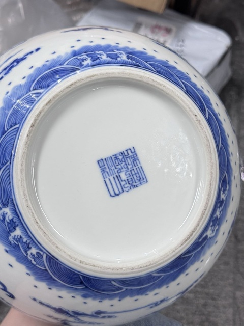 古玩陶瓷龍紋青花天球瓶真品鑒賞圖
