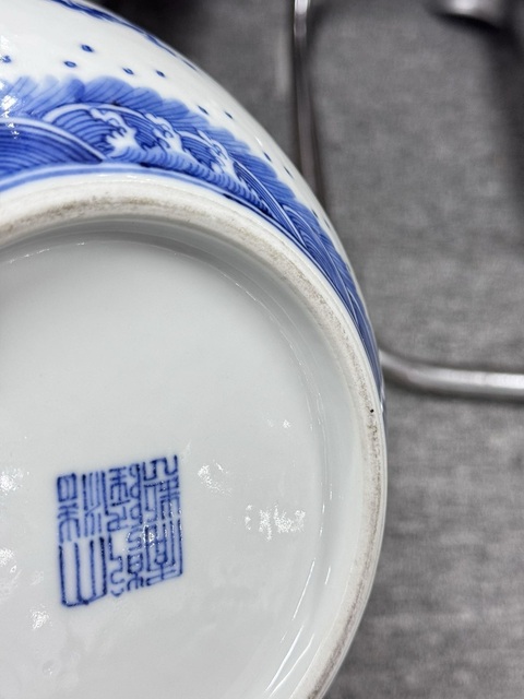 古玩陶瓷龍紋青花天球瓶真品鑒賞圖