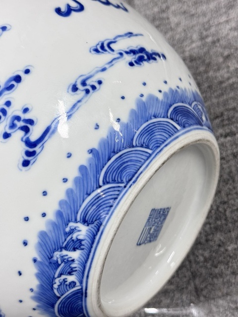 古玩陶瓷龍紋青花天球瓶真品鑒賞圖