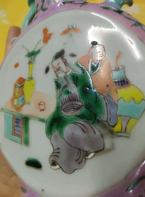 古玩陶瓷粉彩人物故事紋抱月瓶真品鑒賞圖