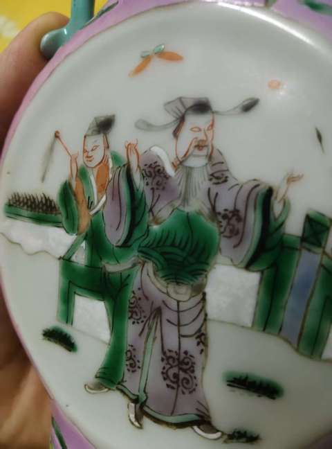 古玩陶瓷粉彩人物故事紋抱月瓶真品鑒賞圖