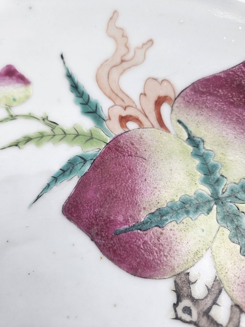 古玩陶瓷粉彩花卉壽桃紋盤真品鑒賞圖