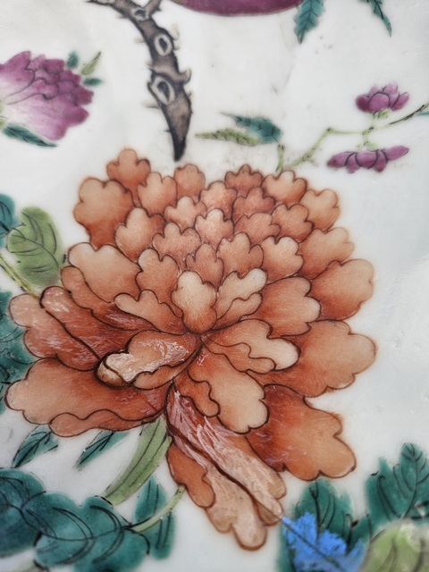 古玩陶瓷粉彩花卉壽桃紋盤真品鑒賞圖