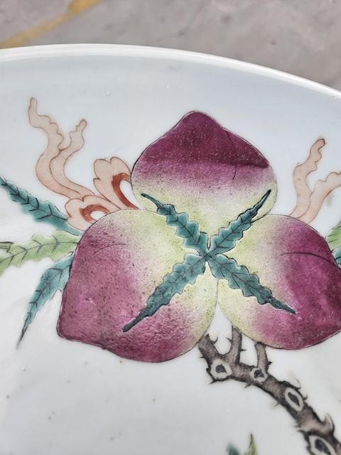 古玩陶瓷粉彩花卉壽桃紋盤真品鑒賞圖